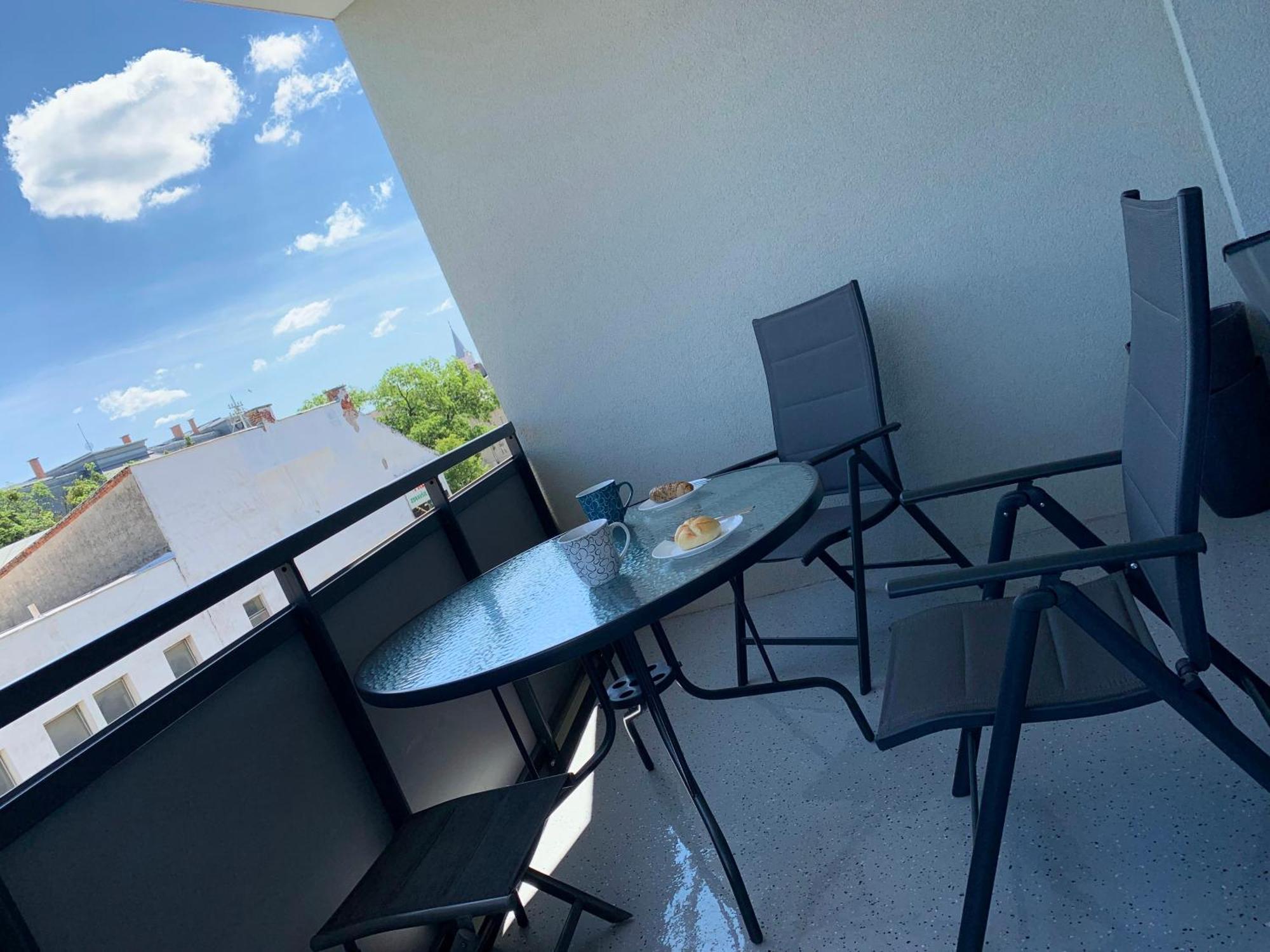 E2 Luxury Oldtown Apt - 2X Parking, Foodstore, Pcscreen, Netflix, Unlimited Music, Crib, Babychair, Fastwifi, Aircon Košice Eksteriør billede